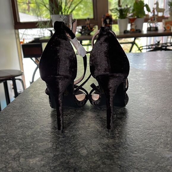 Lov Mark Story 19 Black Velvet 4” Heels strappy, straps criss cross in front new - Picture 3 of 5